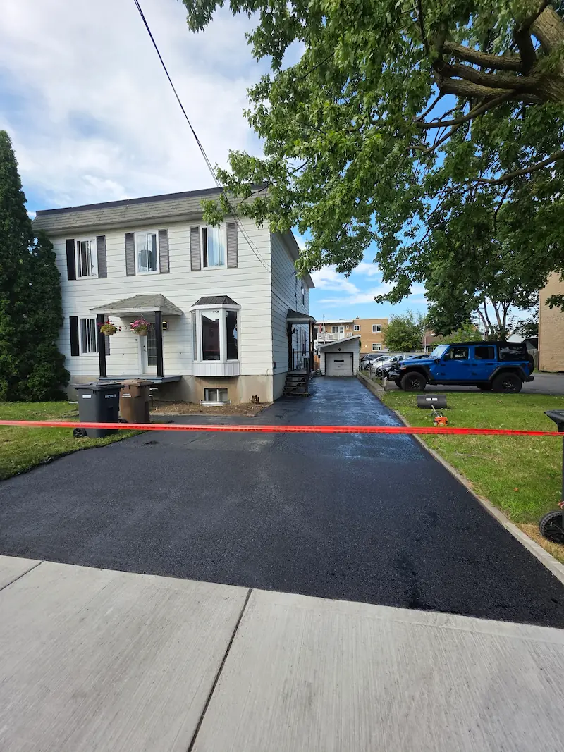 Grande entrée résidentielle entretenue